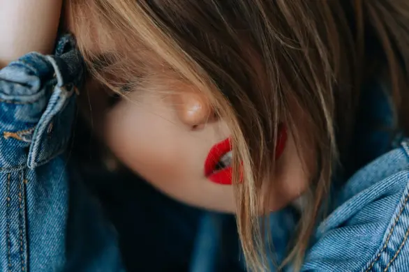 Kredki ołówkowe zamiast profesjonalnych konturówek? Wizażystka ostrzega przed niebezpiecznym trendem z TikToka