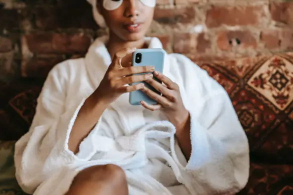 Tech-Neck: co wspólnego ze zmarszczkami mają nasze telefony?