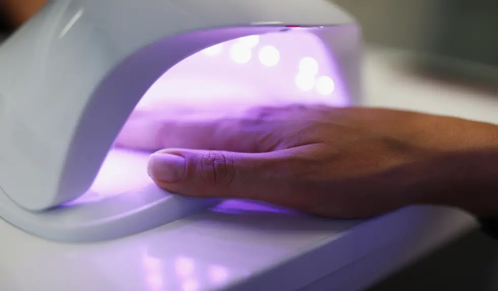 Paznokcie bolą, kiedy trzymasz je w lampie UV? Można tego uniknąć