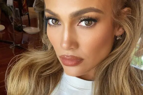 Jennifer Lopez w kolorze włosów czekoladowy brąz