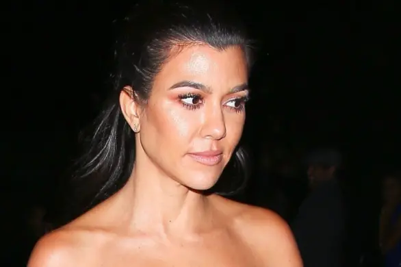 Kourtney Kardashian debiutuje w platynowym krótkim bobie