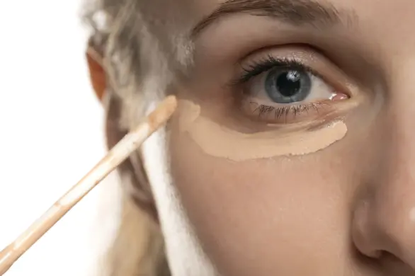 Wynalazł sposób na cienie pod oczami. Ta technika jest viralem w Sieci