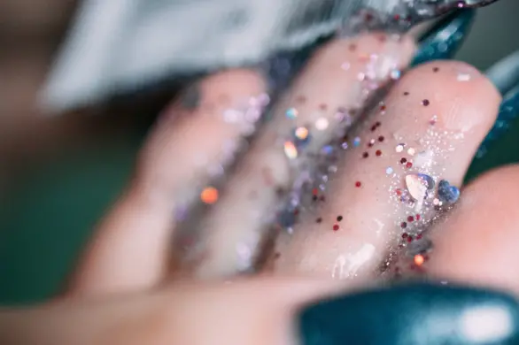 Fairy Nails: najprostszy i zarazem najbardziej efektowny sposób noszenia brokatu na paznokciach