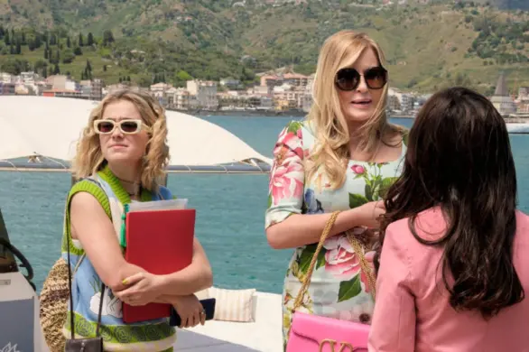 Fani serialu „Biały Lotos” chcą, aby Pamela Anderson zagrała siostrę Jennifer Coolidge