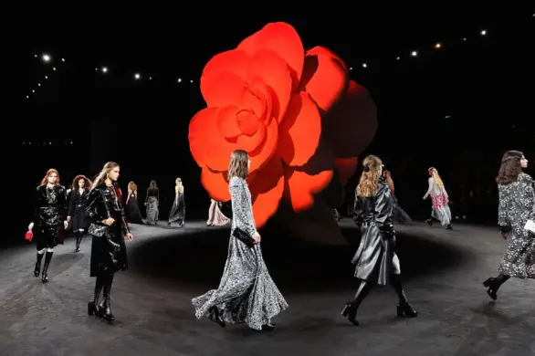 Tweed, odcienie czerni i bieli. Pokaz mody Chanel jesień-zima 2023/2024