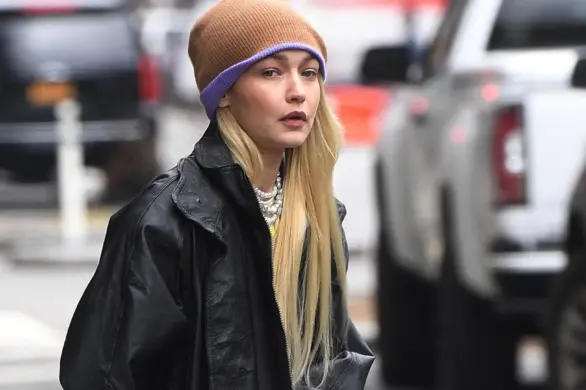Już nie klasyczny trencz. Dua Lipa, Gigi Hadid i Hailey Bieber lansują ten model płaszcza na wiosnę
