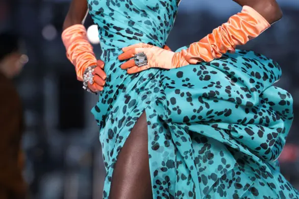 Jenner, Ratajkowski, Hadid na wybiegu. Plejada gwiazd wśród gości. Zdjęcia z pokazu Versace