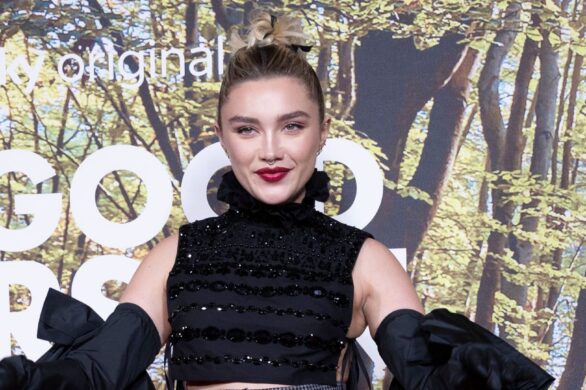 Florence Pugh w długich operowych rękawiczkach na premierze filmu swojego byłego chłopaka „A Good Person”
