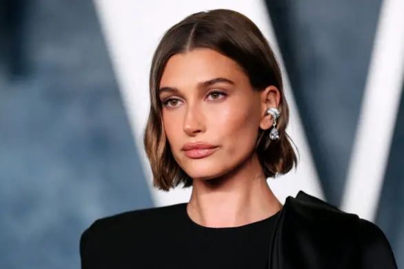 Hailey Bieber na przyjęciu Oscarowym Vanity Fair