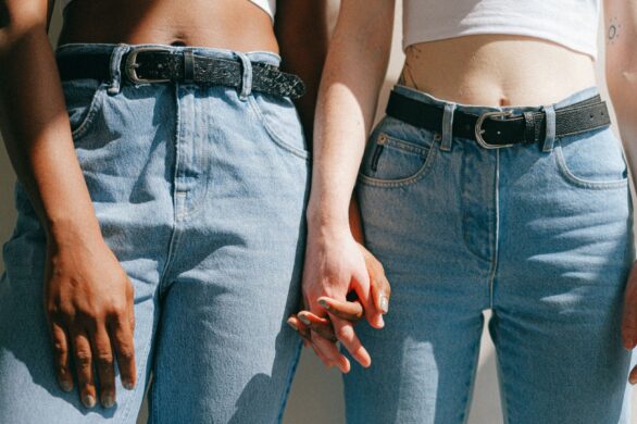 Od kolorowych garniturów aż po wszechobecny jeans: poznaj najważniejsze mikrotrendy na wiosnę 2023