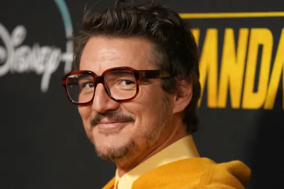 Pedro Pascal w koszuli z bufiastymi rękawami. Zaprojektował ją Harry Styles