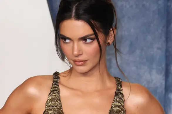 Słynny koczek Pameli Anderson w odświeżonej wersji. Kendall Jenner pokazuje, jak nosić go w 2023 roku