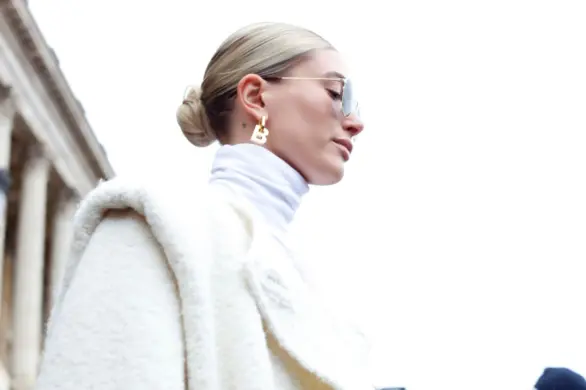 Stylistka włosów Hailey Bieber zdradza patent na stosownie fioletowego szamponu. Unikniesz pułkapki zbyt siwnych, popielatych pasm