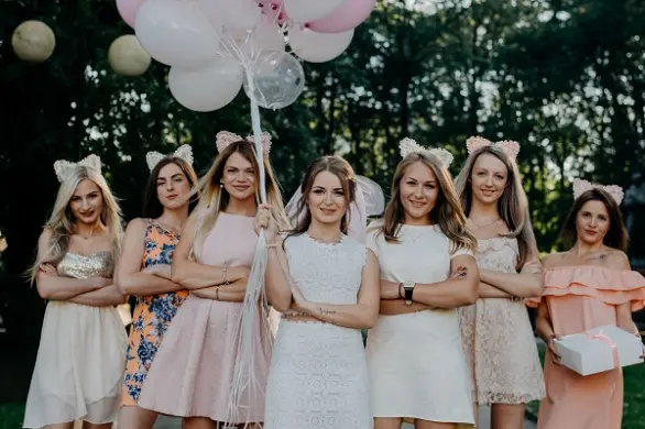 Sukienki na wesele – jak dobrać stylizację na to wielkie wydarzenie?