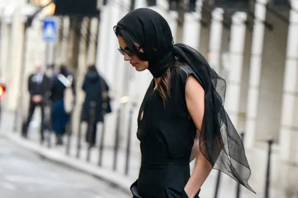 Kendall Jenner w Paryżu. Wybrała stylizację inspirowaną Audrey Hepburn