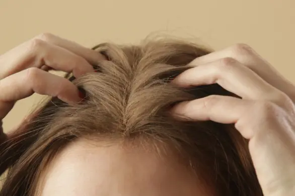 Jak stosować suchy szampon, by wzmocnić jego efekt? Zyskasz świeżość i dodatkową objętość