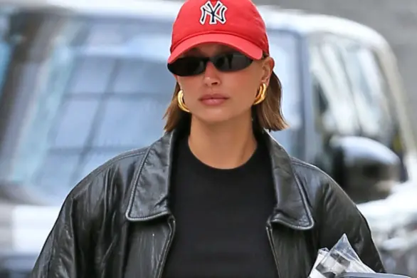 Styl cap-bob Hailey Bieber. Modelka znów lansuje trendy