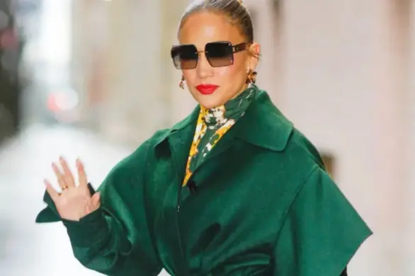 Jennifer Lopez i jej hipnotyzujący manicure. To idealny odcień, gdy czekasz na wiosnę