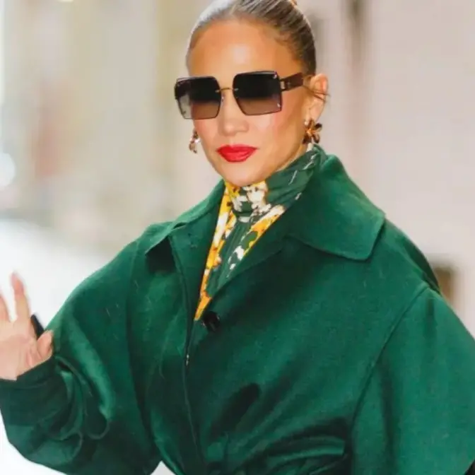 Jennifer Lopez manicure