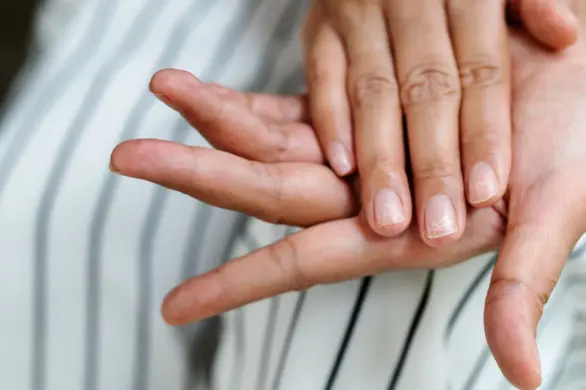 Oznaki, które świadczą o tym, że masz paznokcie skorupkowe