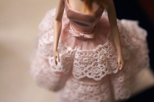 Dollcore: bliźniacza siostra estetyki Balletcore. Perły, słodycz i wszechobecny róż