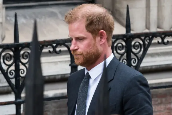 Brytyjskie media sądzą, że książę Harry powinien zapomnieć o „ciepłym przyjęciu” ze strony rodziny królewskiej podczas koronacji Karola III