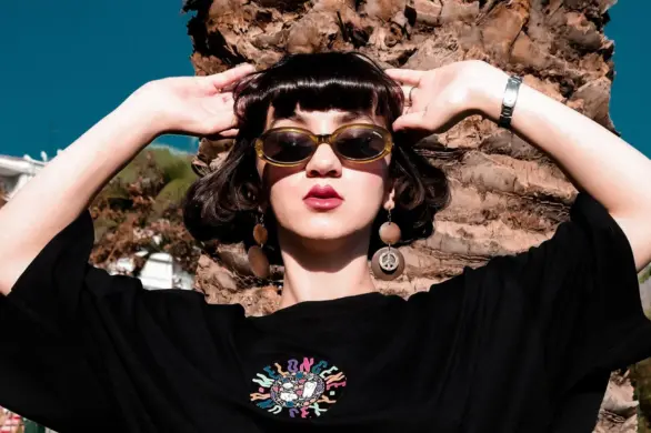 Fryzury, które sprawdzą się w oczekiwaniu, aż Twoja grzywka znów odrośnie