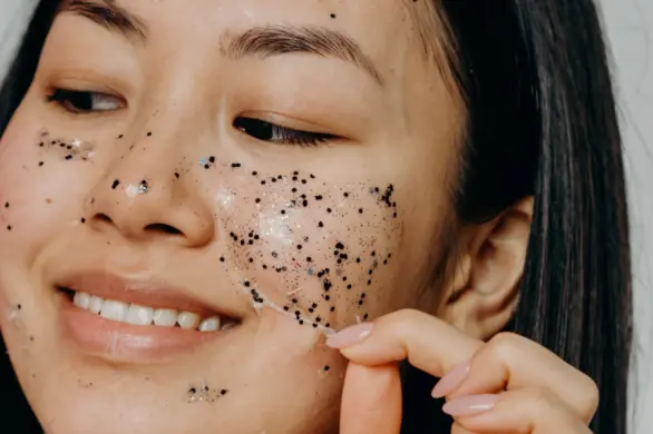 Maseczka typu peel-off. Odświeża i odmładza skórę. Zmarszczki są mniej widoczne