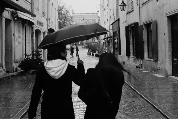 Czy zazdrość zawsze jest zła? Tylko jeden z jej rodzajów może zniszczyć przyjaźń