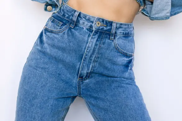 Jeansy horseshoe zmieniają kształt sylwetki. Są kontrowersyjne, ale bardzo modne