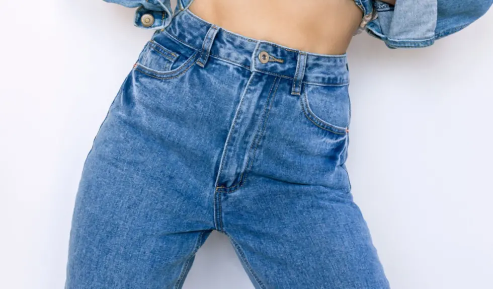 Jeansy horseshoe zmieniają kształt sylwetki. Są kontrowersyjne, ale bardzo modne
