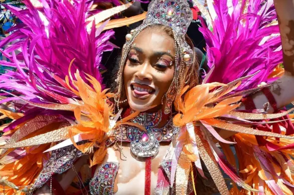 Winnie Harlow jako królowa karnawału w niesamowitym kostiumie z piórami