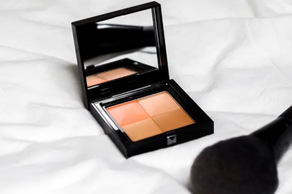 Jak nakładać bronzer na bardzo jasną skórę? Dzięki temu zyskasz naturalny i promienny efekt bez plam i smug