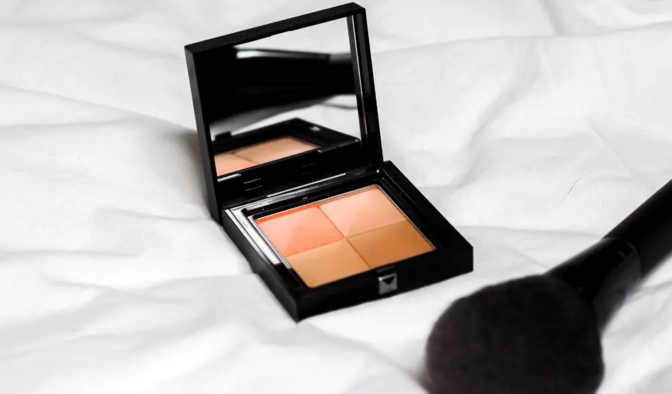 Jak nakładać bronzer na bardzo jasną skórę? Dzięki temu zyskasz naturalny i promienny efekt bez plam i smug