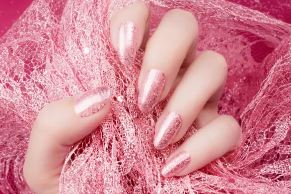 Paznokcie w kolorze różowego złota. Robią niesmowite wrażenie