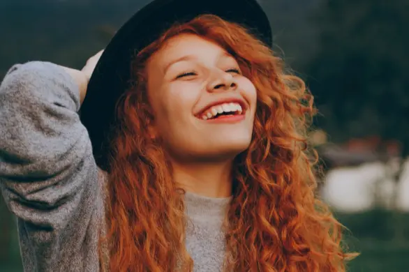 Zdrowe i białe zęby a kawa: jak pić ciemny napar i uniknąć próchicy?