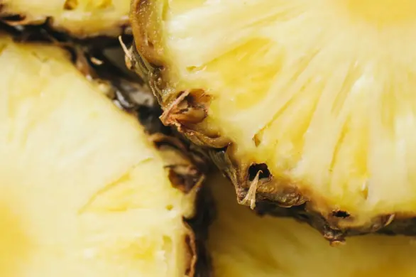Probiotyczny peeling ananasowo-jogutrowy. Przygotuje cerę na lato i nada jej świetlistości
