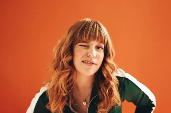 Czy przyklejanie grzywki do czoła klejem do rzęs jest bezpieczne?