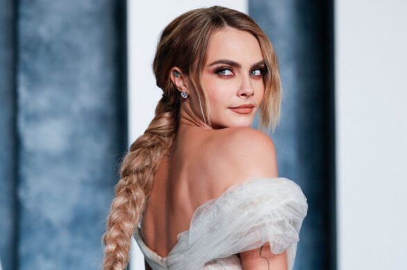 Całkowicie odmieniona Cara Delevingne w kruczoczarnych włosach i króciutkiej grzywce