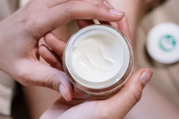 Jak wybrać krem na noc: czego szukać w składzie i jak zwiększyć jego skuteczność