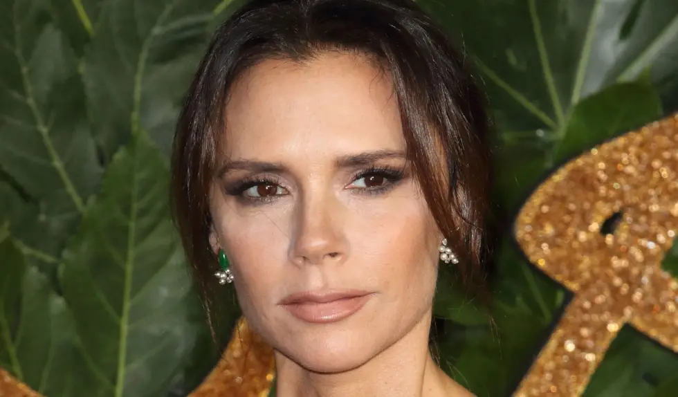 Podwójny jeans powraca. Trend lansuje Victoria Beckham z mężem
