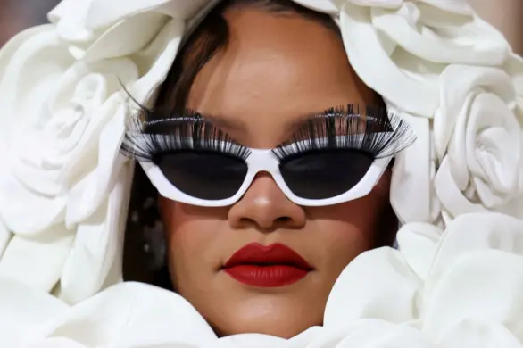 Rihanna w sukni ślubnej na czerwonym dywanie Met Gali 2023