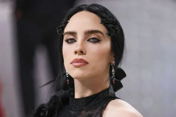 Billie Eilish podgrzewa czerwony dywan Met Gali w prześwitującej czarnej sukni