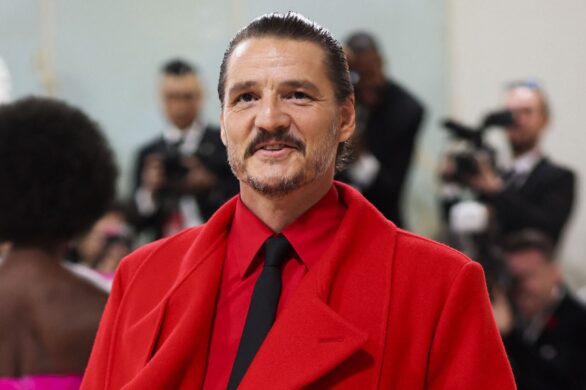 Pedro Pascal w krótkich spodenkach na czerwonym dywanie Met Gali 2023