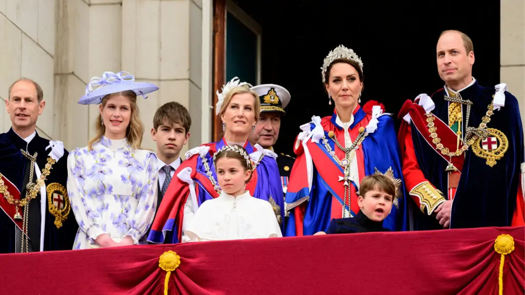 Rodzina królewska na balkonie Pałacu Buckingham Rodzina królewska na balkonie Pałacu Buckingham
