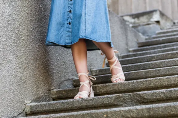 Jakie buty pasują do jeansowej spódnicy? Poznaj wybory modowych it girls