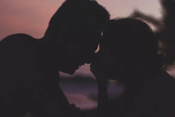 Dlaczego pocałunek przed snem jest tak ważny? Terapeutka par odpowiada