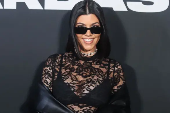 Mleczny manicure Kourtney Kardashian