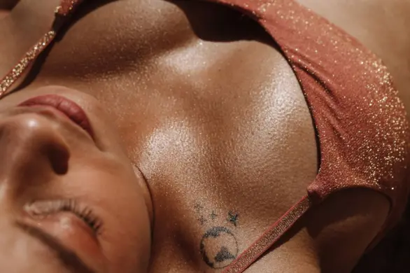 Krople samoopalające: czym są i jak je stosować? Idealna opalenizna bez ekspozycji na słońce