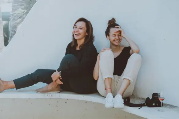 Sposób, w jaki siedzisz zdradza wiele o Twojej osobowości. Sprawdź popularne pozycje